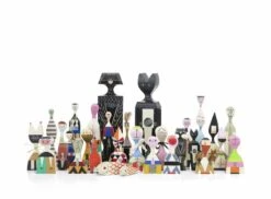 Vitra Holzpuppe 16 -Dekorative Kunst 1878906 Wooden Dolls Group FS v fullbleed 1440x
