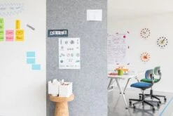 Vitra Ball Clock, Schwarz/Messing -Dekorative Kunst 2796815 Vitra Showroom Agility Box17052019 0202 01 master