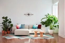 Vitra Eye Clock -Dekorative Kunst 3346757 Soft Modular Sofa Soft Modular Ottoman Herringbone Pillows Eye Clock Cork stools Loiseau marble master