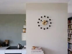 Vitra Ball Clock, Schwarz/Messing -Dekorative Kunst 6470034 Ball Clock master