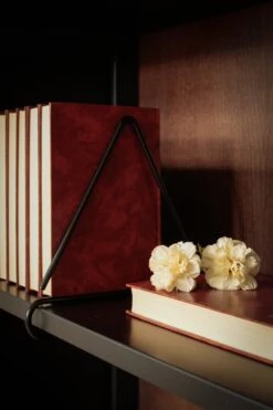 Wire Buchstütze, Dreieckig, Schwarz 11 Wire Buchstütze, Dreieckig, Schwarz -Dekorative Kunst A5572 kolmio musta rekvi Lundia