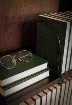 Wire Buchstütze, Rund, Schwarz 7 Wire Buchstütze, Rund, Schwarz -Dekorative Kunst A5574 pyre musta rekvi Lundia