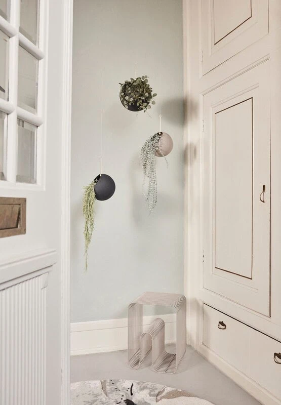 AYTM Globe Blumentopf Zum Aufhängen, Klein, Schwarz - Gold 6 AYTM Globe Blumentopf Zum Aufhängen, Klein, Schwarz - Gold – Bild 4