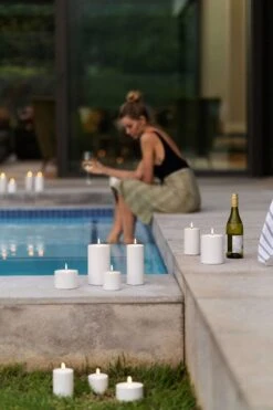 Outdoor LED-Stumpenkerze, 10,1 X 7,8 cm, Weiß -Dekorative Kunst All Outdoor Candles Outside by a Pool large