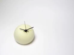 Alva Uhr, Hellgrün -Dekorative Kunst Alva silent glass clock KatriinaNuutinen mattpaleyellow