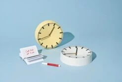 Hay Analog Wanduhr, Weiß -Dekorative Kunst Analog white Analog yellow