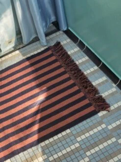 Hay Stripes And Stripes Türmatte, Navy Cacao -Dekorative Kunst Aquarelle vertical ice blue Stripes and Stripes navy cacao