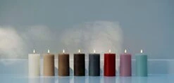 LED-Stumpenkerze, 7,8 X 15 cm, Rustikale Textur, Rot -Dekorative Kunst Assorted coloured Pillar candles on counter top large