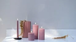 LED-Spitzkerze, 2 Stück, Blassrosa -Dekorative Kunst Assorted dusty rose pillar candles with a dusty rose taper