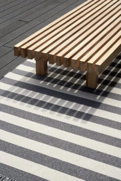 Big Stripe In-Out Teppich, Grau Melange/Sandweiß -Dekorative Kunst Big Stripe 15420205 melange grey light sand with fringes woodnotes