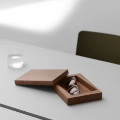 Cassetta Kästchen, Nussbaum Gebeizt -Dekorative Kunst Cassetta by Julien Renault for Mattiazzi photo Gerhardt Kellerman 06 3