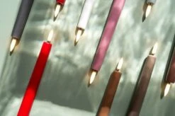 LED-Spitzkerze, 2 Stück, Blassrosa -Dekorative Kunst Colour Tapers with Green Backdrop large 1