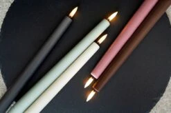 LED-Spitzkerze, 2 Stück, Blassrosa -Dekorative Kunst Colour Tapers with a Black Background large 1