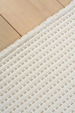 Piccolo 2 Teppich, Weiß – Weiß -Dekorative Kunst Detail Piccolo 2 17116001 col white white hand woven edge detail woodnotes