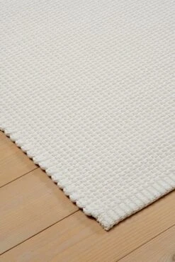 Piccolo 2 Teppich, Weiß – Weiß -Dekorative Kunst Detail Piccolo 2 17116001 col white white hand woven end woodnotes2