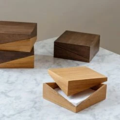 Spring Copenhagen Diplo Box, Eiche Dunkel Gebeizt -Dekorative Kunst Diplo stained oak studiobaki Spring Copenhagen 2