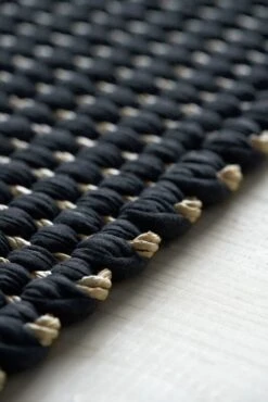 Duetto 1 Teppich, Natur – Schwarz -Dekorative Kunst Duetto 1 17101002 colnatural black hand woven 3 detail