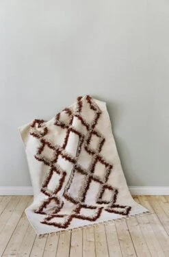 Teppich Tie 170 X 240 Cm, Braun -Dekorative Kunst FINARTE Tie brown by Saana ja Olli wall crumbled