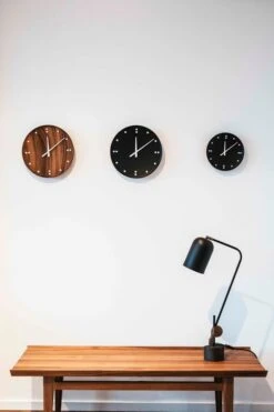 FJ Clock 35 Cm, Schwarz -Dekorative Kunst FJ Clocks on wall 1