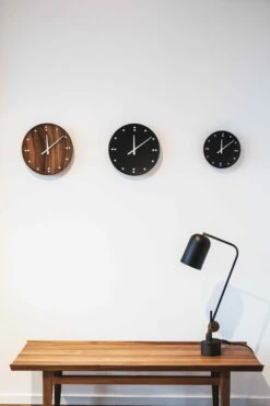 FJ Clock 25 Cm, Schwarz -Dekorative Kunst FJ Clocks on wall