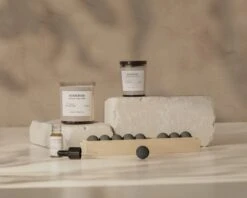 Frama Duftkerze Komorebi, 170 g -Dekorative Kunst Frama Komorebi Home Fragrance Context 1