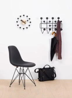 Vitra Ball Clock, Schwarz/Messing -Dekorative Kunst Hang it all special edition master