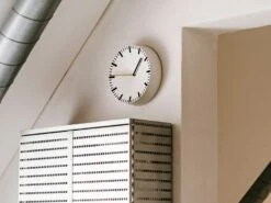 Hay Analog Wanduhr, Weiß -Dekorative Kunst Hay Analog White