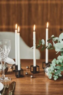 By Lassen Kubus Micro Kerzen, 9 Stück, Weiß 8 By Lassen Kubus Micro Kerzen, 9 Stück, Weiß -Dekorative Kunst Heg Mller 210702 byLassen pressebilleder sllerd10967 copy