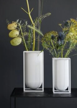 By Lassen Vase Kubus Lily, Weiß 11 By Lassen Vase Kubus Lily, Weiß -Dekorative Kunst IMGL6852