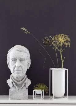 By Lassen Vase Kubus Lily, Weiß 12 By Lassen Vase Kubus Lily, Weiß -Dekorative Kunst IMGL6986