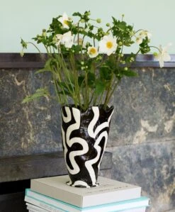 Hay Shadow Vase Von Jessica Hans, Schwarz – Weiß -Dekorative Kunst Jessica Hans Shadow Vase black and white