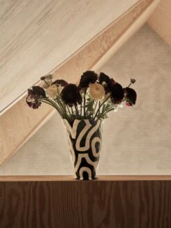 Hay Shadow Vase Von Jessica Hans, Schwarz – Weiß -Dekorative Kunst Jessica Hans Shadow Vase black and white 01