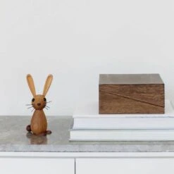 Spring Copenhagen Figur Jumper The Bunny -Dekorative Kunst Jumper mencke vagnbye Spring Copenhagen wood Rabbit Holz Hase Ostern mood3 2048 1080x
