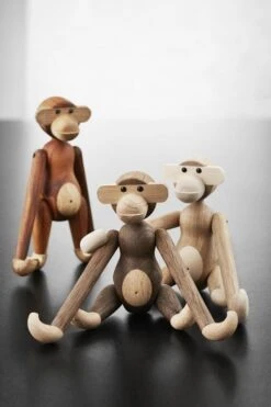 Kay Bojesen Wooden Monkey, Klein, Eiche – Ahorn 12 Kay Bojesen Wooden Monkey, Klein, Eiche – Ahorn -Dekorative Kunst KB 39257 05