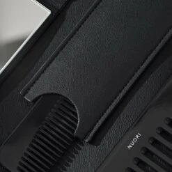 Hideaway Spiegel, Schwarz 9 Hideaway Spiegel, Schwarz -Dekorative Kunst NUORI Accessories DressingComb Black closeup square 1080x1080 8400f891 61b2 4093 b1ff 8301ce027127