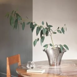 Georg Jensen Bloom Botanica Blumentopf, S, Edelstahl -Dekorative Kunst OnModel 10019581 10019580 10019514 10019515 GJ SS22 HOME BLOOM SKY