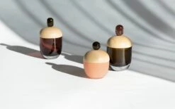 Kasten Lyyli, Mittel, Auberginefarben - Olive -Dekorative Kunst PRINT Katriina Nuutinen Lyyli 8 Jyri Keronen