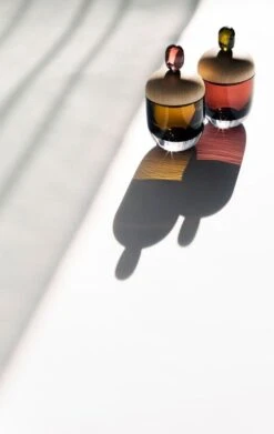 Kasten Lyyli, Mittel, Auberginefarben - Olive -Dekorative Kunst PRINT Katriina Nuutinen Lyyli 9 Jyri Keronen