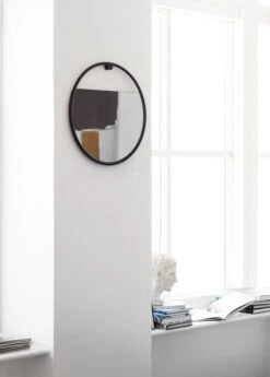 Northern Peek Spiegel, Rund, Klein -Dekorative Kunst Peek circular near window Northern photo Chris Tonnesen High res