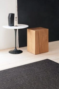 Piccolo 1 Teppich, Natur – Schwarz -Dekorative Kunst Piccolo 1 17115002 col natural black cotton paper yarn carpet 2 woodnotes