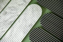 Northern Podium Brett, 90 cm, Basalt, Schwarz -Dekorative Kunst Podium black white closeup landscape Northern ph PO Solvberg High res 1