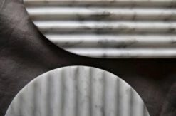 Northern Podium Brett, 90 cm, Marmormischung, Weiß -Dekorative Kunst Podium white closeup Northern ph PO Solvberg High res 1