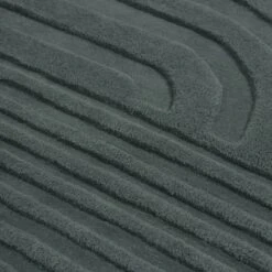 Muuto Relevo Teppich, Dunkelgrün -Dekorative Kunst Relevo rug dark green detail Muuto 5000x5000 hi res