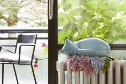 Vitra Resting Cat, Hellblau -Dekorative Kunst Resting Cat2C Resting Animals2C Accessories in situ shooting 2018 2342495 master