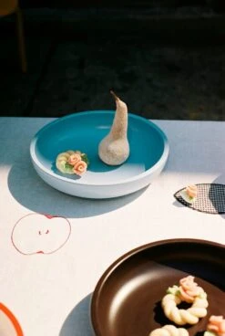 Hay Sobremesa Tischdecke, 140 x 300 cm, Weiß -Dekorative Kunst Sobremesa Serving Bowl M light blue dark brown