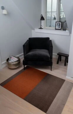 Stripes Teppich, 90 x 130 cm, Braun - Terrakotta -Dekorative Kunst TICA Floormat Stripes horizon 10014 90x130 5710555100142 d