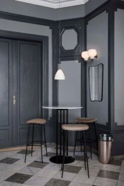 Gubi Spiegel F.A. 33, 54 X 80 Cm, Schwarzes Messing 7 Gubi Spiegel F.A. 33, 54 X 80 Cm, Schwarzes Messing -Dekorative Kunst TSColumnBarTable BL9Pendant FA33WallMirror BeetleBarStoolFullyUpholstered