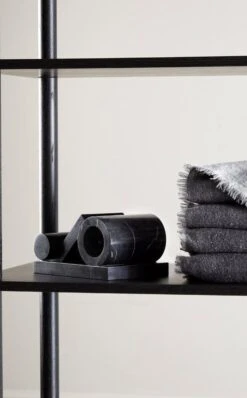 Woud Booknd Buchstütze, 2 Stück, Schwarzer Marmor 11 Woud Booknd Buchstütze, 2 Stück, Schwarzer Marmor -Dekorative Kunst WOUD AW22 BOOKND 1