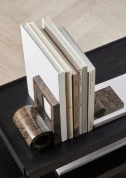 Woud Booknd Buchstütze, 2 Stück, Brauner Marmor -Dekorative Kunst WOUD AW22 BOOKND 2