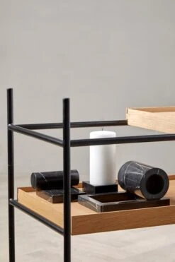 Woud Booknd Buchstütze, 2 Stück, Schwarzer Marmor 9 Woud Booknd Buchstütze, 2 Stück, Schwarzer Marmor -Dekorative Kunst WOUD AW22 BOOKND TRAY JEU DE DES 2